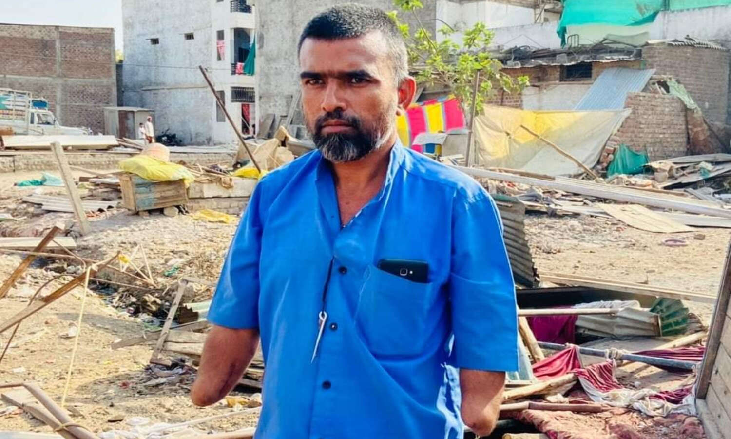 Khargone Violence : दोनों हाथ नहीं फिर भी शिवराज सरकार ने पत्थरबाज बता दुकान पर चलाया बुलडोजर, वायरल हो रही तस्वीर