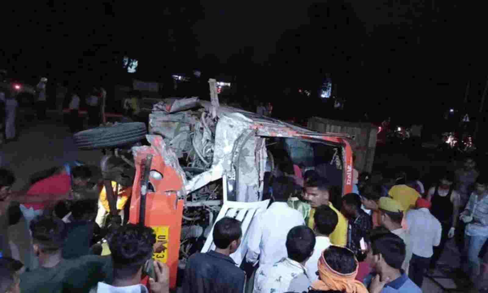 MP : रीवा में दर्दनाक सड़क हादसा, बस-ट्राले की टक्कर में 14 की मौत, यूपी के रहने वाले हैं सभी मृतक