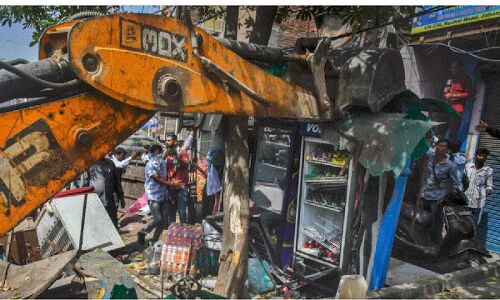 Jahangirpuri Demolition : जहांगीरपुरी में बुलडोजर पर घमासान जारी, SC में सुनवाई आज, JNU-Jamia में छात्र करेंगे प्रोटेस्ट