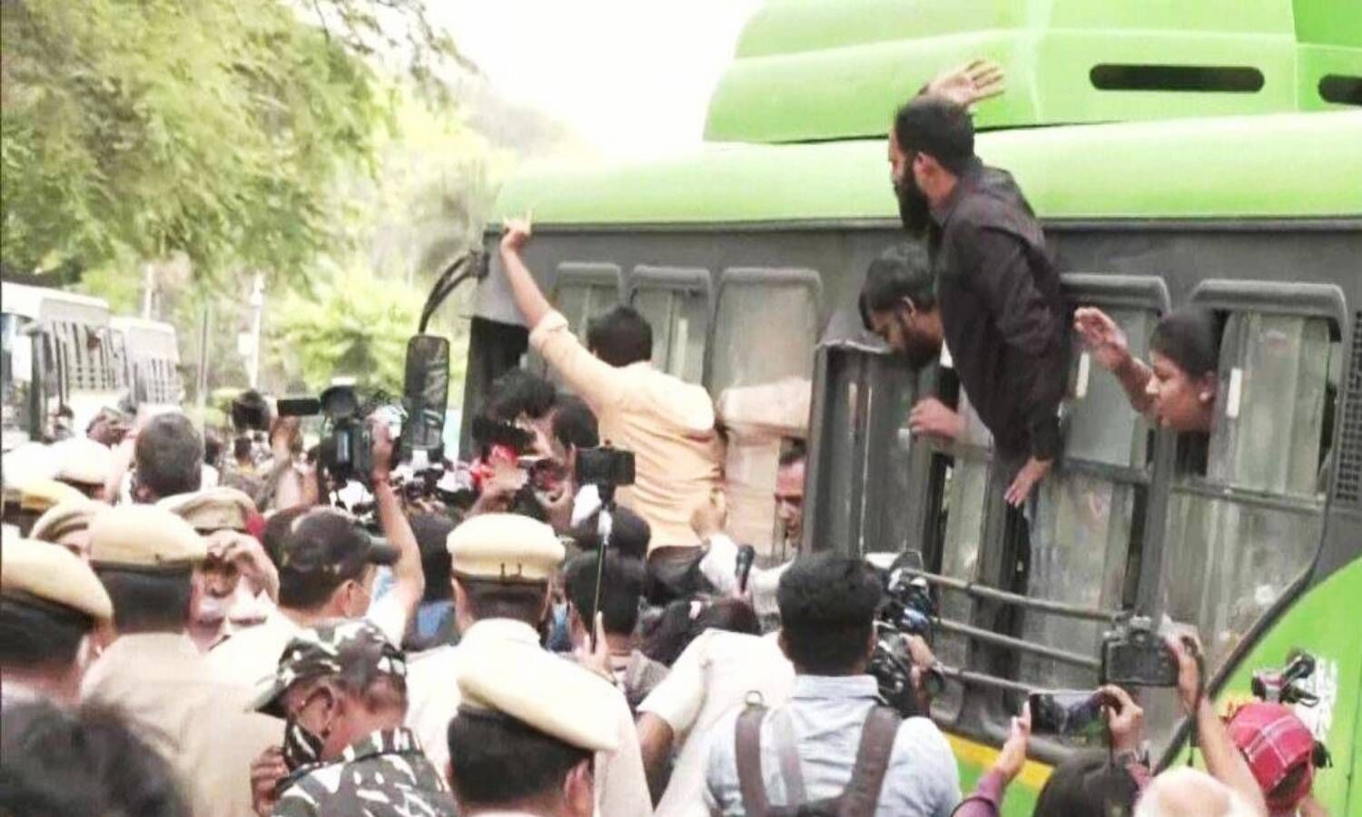 Jahangirpuri Bulldozer news : केंद्रीय मंत्री के घर के बाहर कांग्रेस का बुल्डोजर लेकर प्रदर्शन, घसीटकर बसों में बंद किए गए कार्यकर्ता