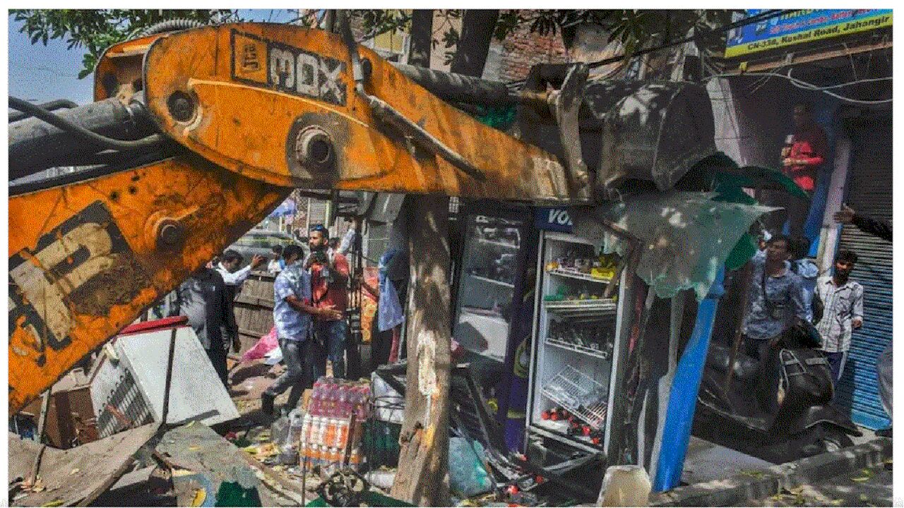 Jahangirpuri Demolition : जहांगीरपुरी में बुलडोजर पर घमासान जारी, SC में सुनवाई आज, JNU-Jamia में छात्र करेंगे प्रोटेस्ट