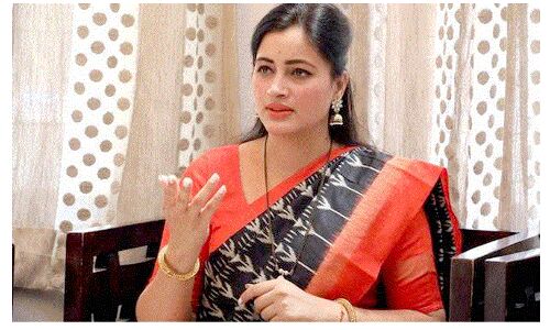 Maharashtra News : नवनीत राणा के गर्दन पर लटकी गिरफ्तारी की तलवार, फर्जी सर्टिफिकेट केस में गैर जमानती वारंट जारी होने से बढ़ी मुश्किल