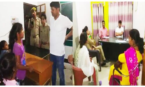 Uttar Pradesh Crime News : ट्रांसफर रुकवाने के लिए 2 शिक्षिकाओं ने 20 छात्राओं को बनाया बंधक, पुलिस ने लड़कियों को कराया मुक्त