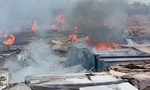 Khandwa News: खंडवा में निर्माणाधीन सोलर प्लांट में लगी भीषण आग, करोड़ों रुपयों का सामान जलकर खाक