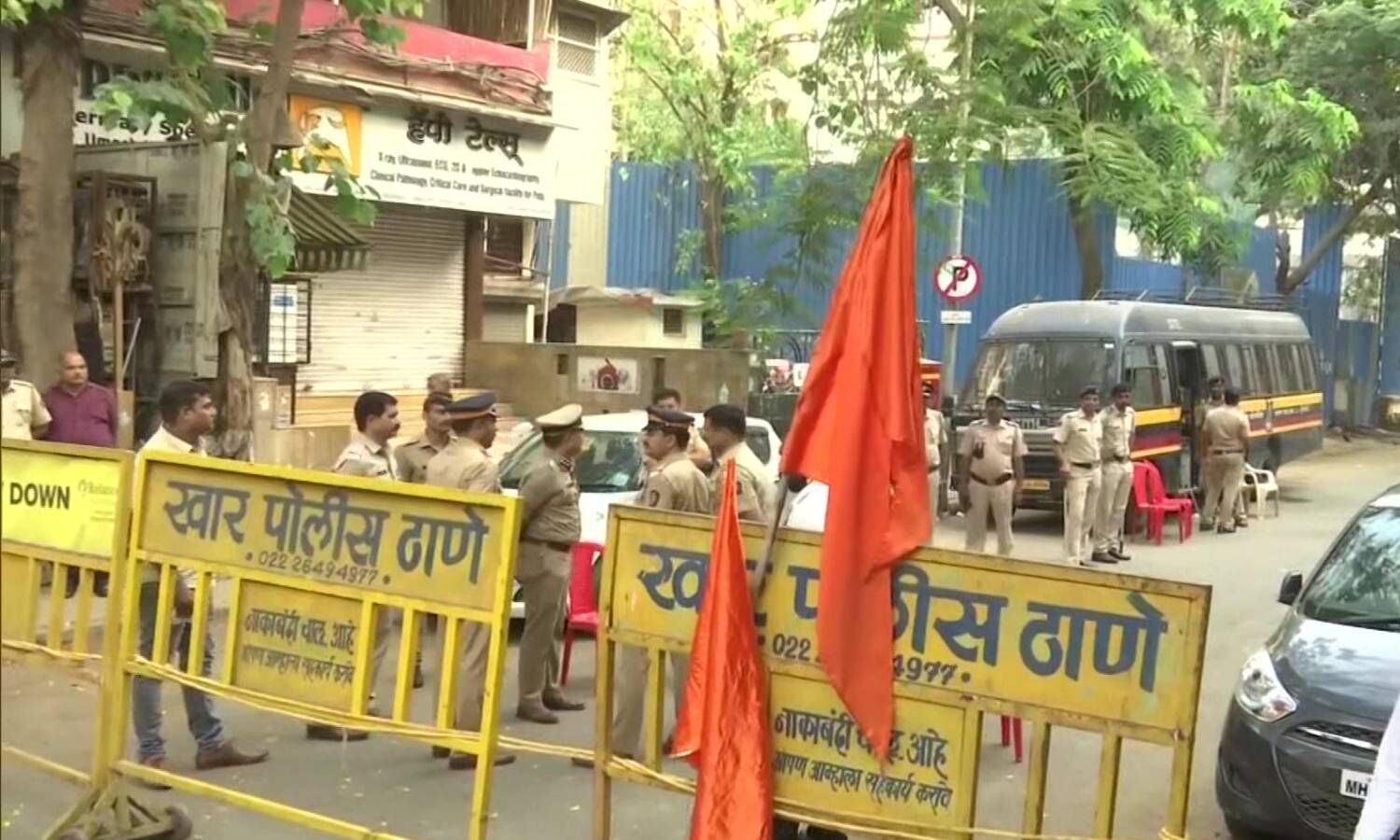 Mumbai Hanuman Chalisa Row : मुंबई में हनुमान चालीसा पर बवाल, सांसद नवनीत राणा के घर को शिवसैनिकों ने घेरा, बोले- स्वागत के लिए आए हैं, दम है तो नीचे आएं; बैरिकेड्स तोड़े