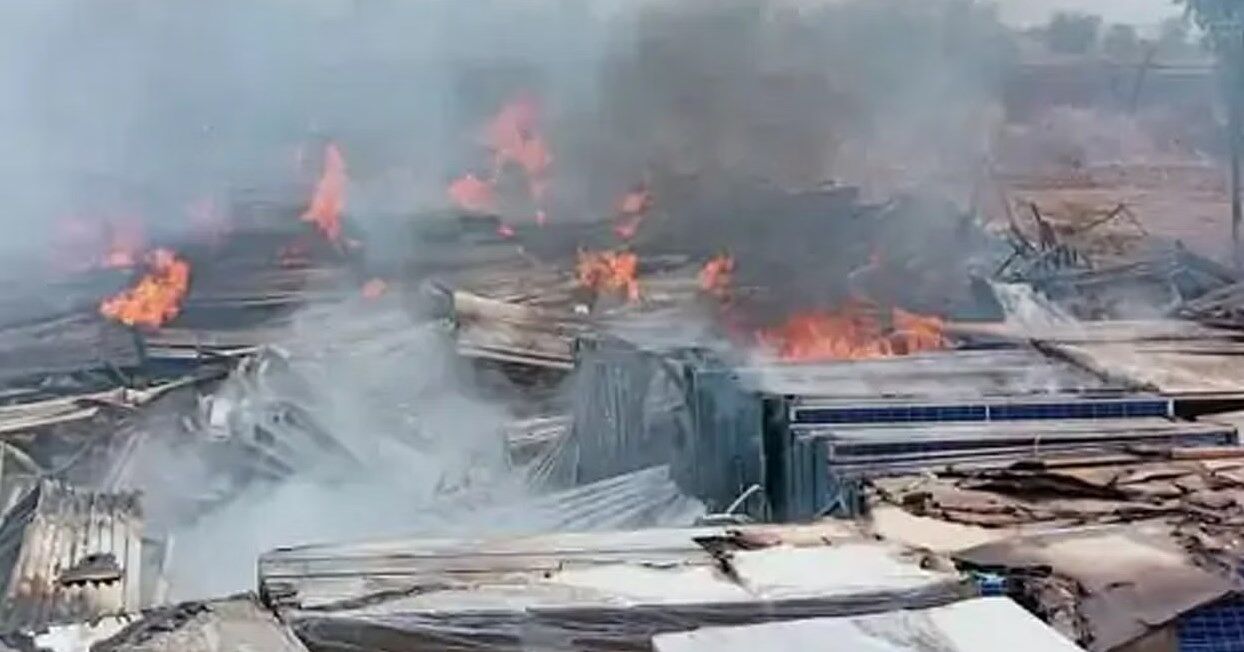Khandwa News: खंडवा में निर्माणाधीन सोलर प्लांट में लगी भीषण आग, करोड़ों रुपयों का सामान जलकर खाक