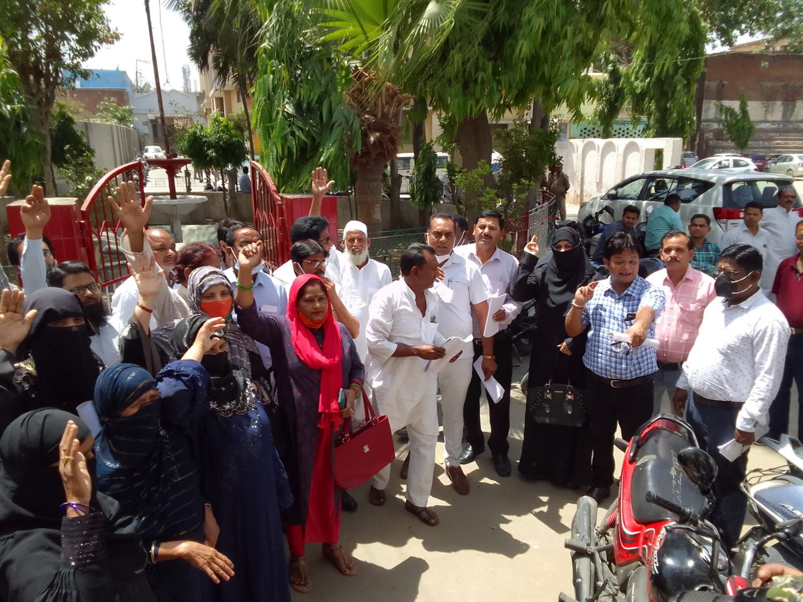 Sambhal News: हंगामे की भेंट चढ़ी नगर पालिका बोर्ड की बैठक सभासदों ने किया वहिष्कार Sambhal News: हंगामे की भेंट चढ़ी नगर पालिका बोर्ड की बैठक सभासदों ने किया वहिष्कार