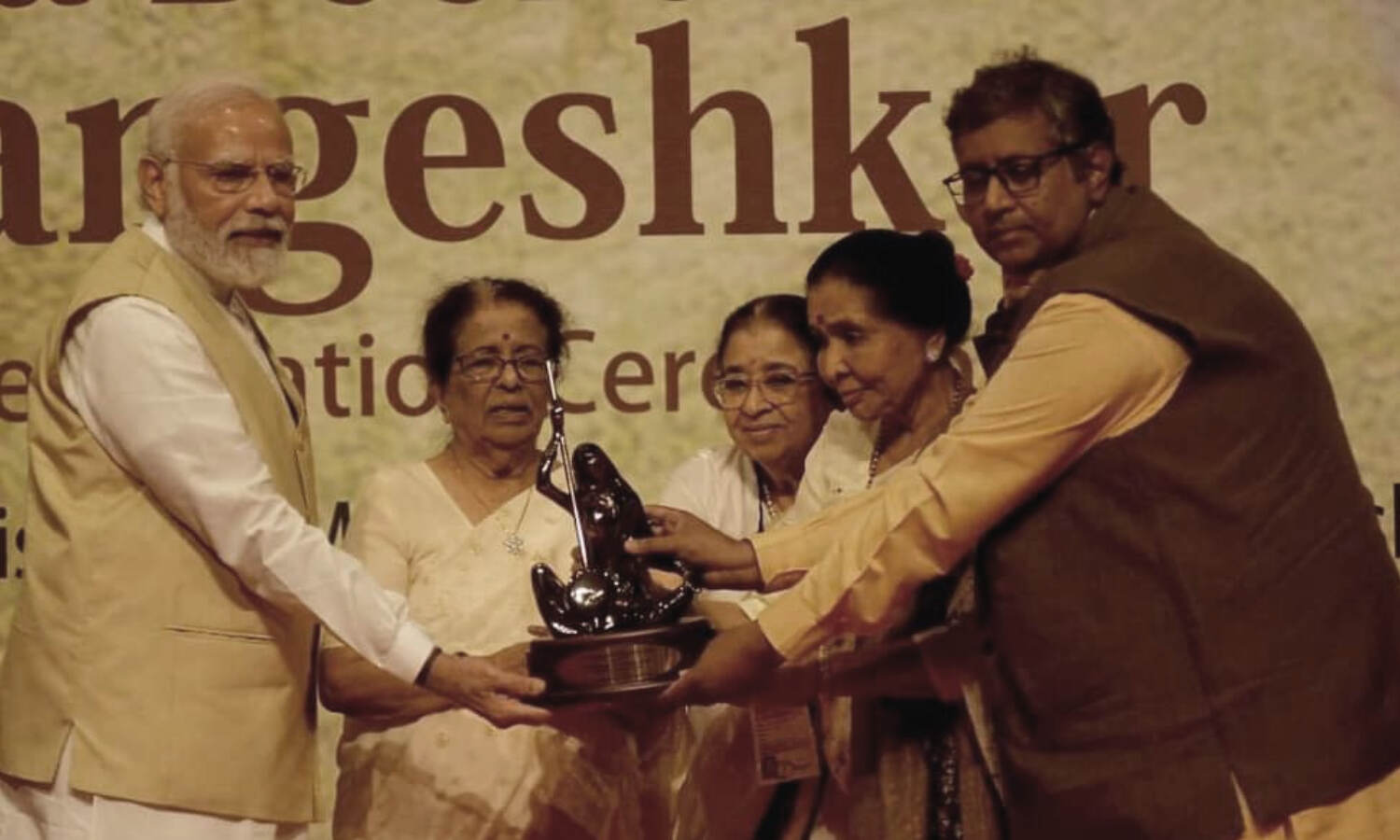 Lata Dinanath Mangeshkar Award : क्या ढोल, नगाड़े, चिमटे और बांसुरी बजाने पर मिला PM मोदी को लता मंगेशकर अवॉर्ड? ट्विटर यूजर्स पूछ रहे ऐसे सवाल