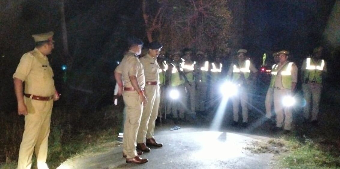 योगी के गोरखपुर में अपराधी बेलगाम, एक ही परिवार के तीन लोगों की गला रेतकर हत्या, जानिए पुलिस ने क्या कहा? योगी के गोरखपुर में अपराधी बेलगाम, एक ही परिवार के तीन लोगों की गला रेतकर हत्या, जानिए पुलिस ने क्या कहा?