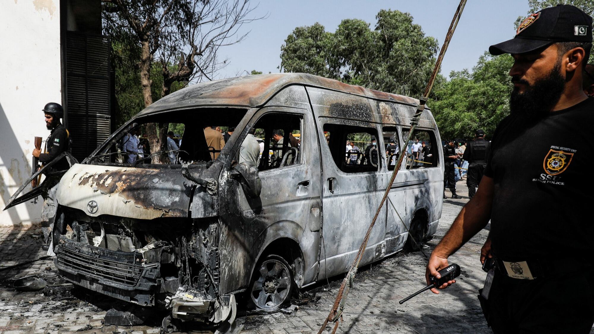 Karachi Blast: कराची में फिदायीन आतंकी ने किया धमाका, सामने आया वीडियो