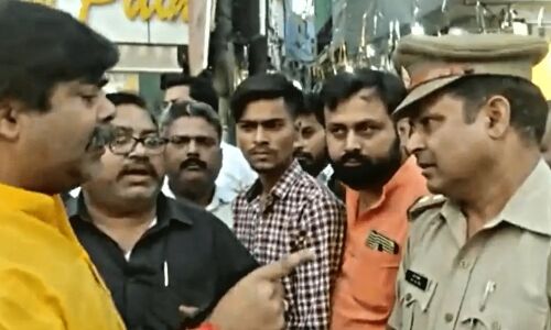 Meerut News: योगी राज में धार्मिक गुंडई चरम पर, पुलिस के सामने ईद से एक दिन पहले मुस्लिम मोहल्ले में जागरण करने की धमकी, देखें वायरल वीडियो