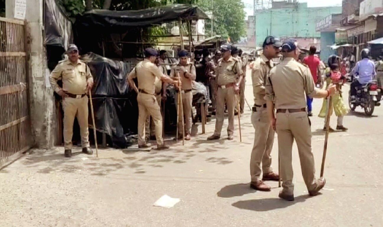 Uttarakhand News: ‘हिंदू महापंचायत’ को रोकने के लिए धारा 144 लागू, कार्यक्रम से जुड़े 33 लोग हिरासत में Uttarakhand News: ‘हिंदू महापंचायत’ को रोकने के लिए धारा 144 लागू, कार्यक्रम से जुड़े 33 लोग हिरासत में