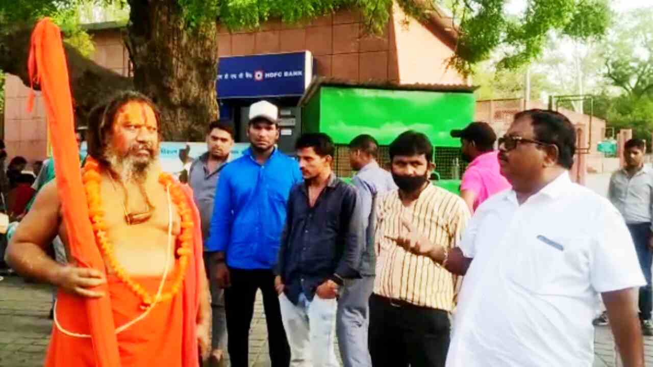Uttar Pradesh News : भगवा कपड़े नहीं, ब्रह्मदंड के साथ नहीं दिया गया प्रवेश, जगद्गुरु परमहंस दास को ताजमहल में एंट्री ना देने पर एएसआई का बयान