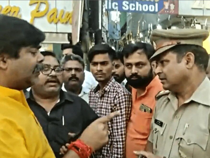 Meerut News: योगी राज में धार्मिक गुंडई चरम पर, पुलिस के सामने ईद से एक दिन पहले मुस्लिम मोहल्ले में जागरण करने की धमकी, देखें वायरल वीडियो