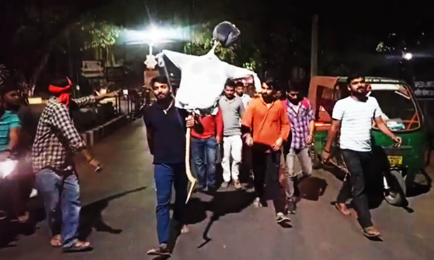 BHU में इफ्तार पार्टी पर छात्रों का वीसी आवास के बाहर प्रदर्शन, फूंका कुलपति का पुतला, बोले - कैंपस में नहीं चलेगी इफ्तारी