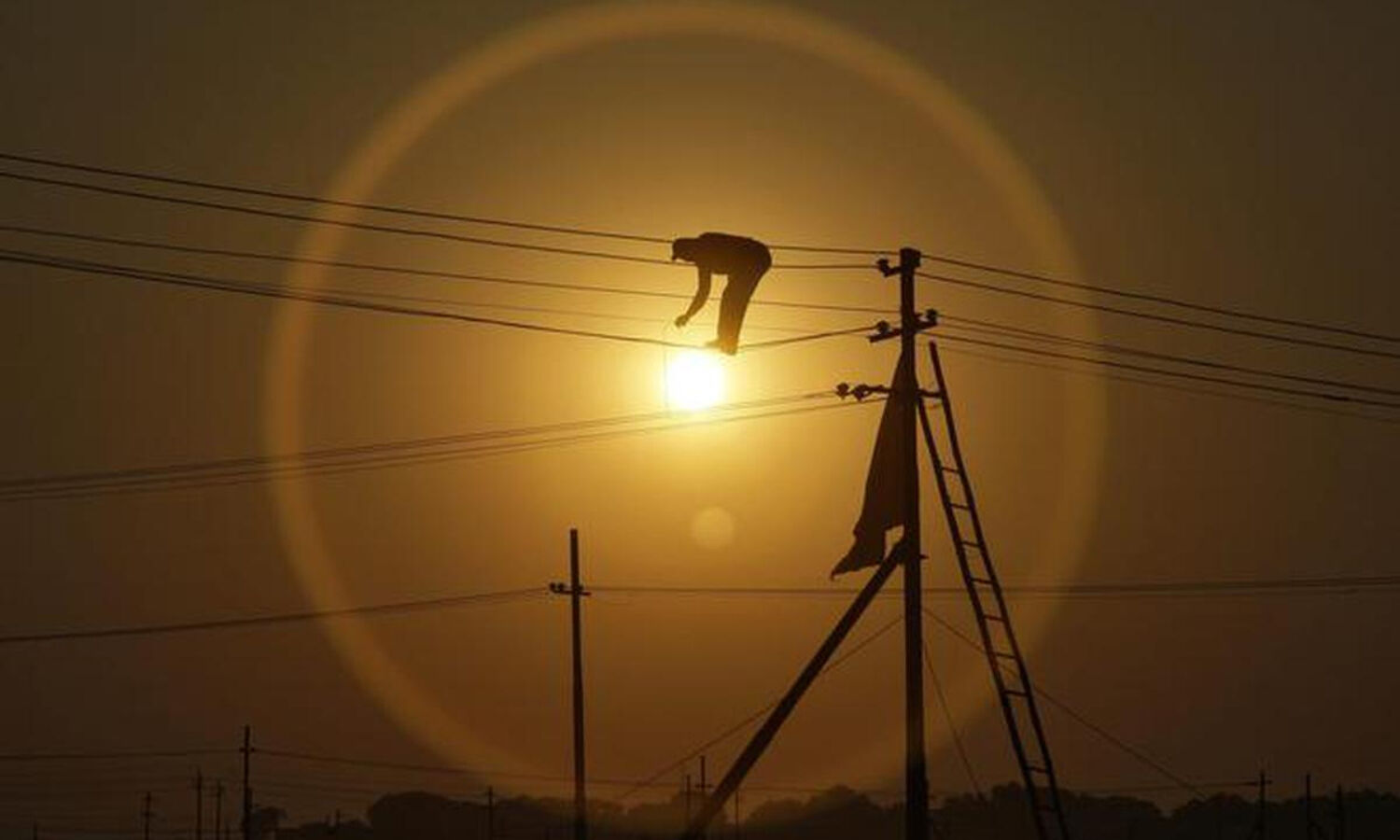 Power Shortage In India : देश में गहराता बिजली संकट, मौसम ही दिला पाएगा अब बिजली संकट से निजात, मांग के मुकाबले कम आपूर्ति से मचा हाहाकार