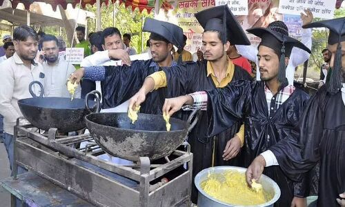 Employment in India : सड़क पर भले ही लोग रोजगार के लिए भटक रहे हों पर श्रम मंत्रालय के आंकड़ों में अक्टूबर-दिसंबर 21 में 4 लाख नौकरियां बढ़ी,  जानिए क्या कहती है रिपोर्ट?