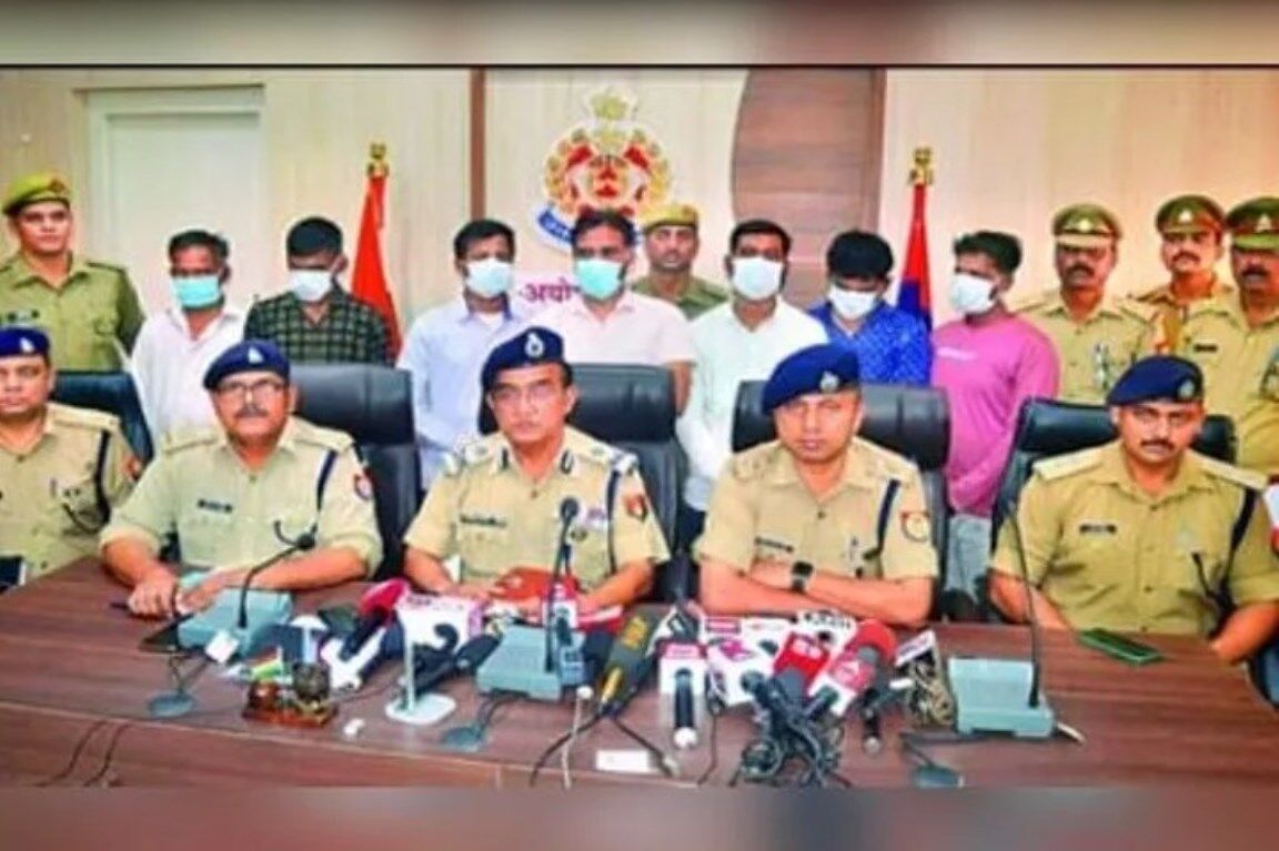 Ayodhya News: अयोध्या में दंगे भड़काने की साजिश नाकाम, टोपी पहनकर हिंदू युवकों ने फेंका मांस, 7 आरोपी गिरफ्तार