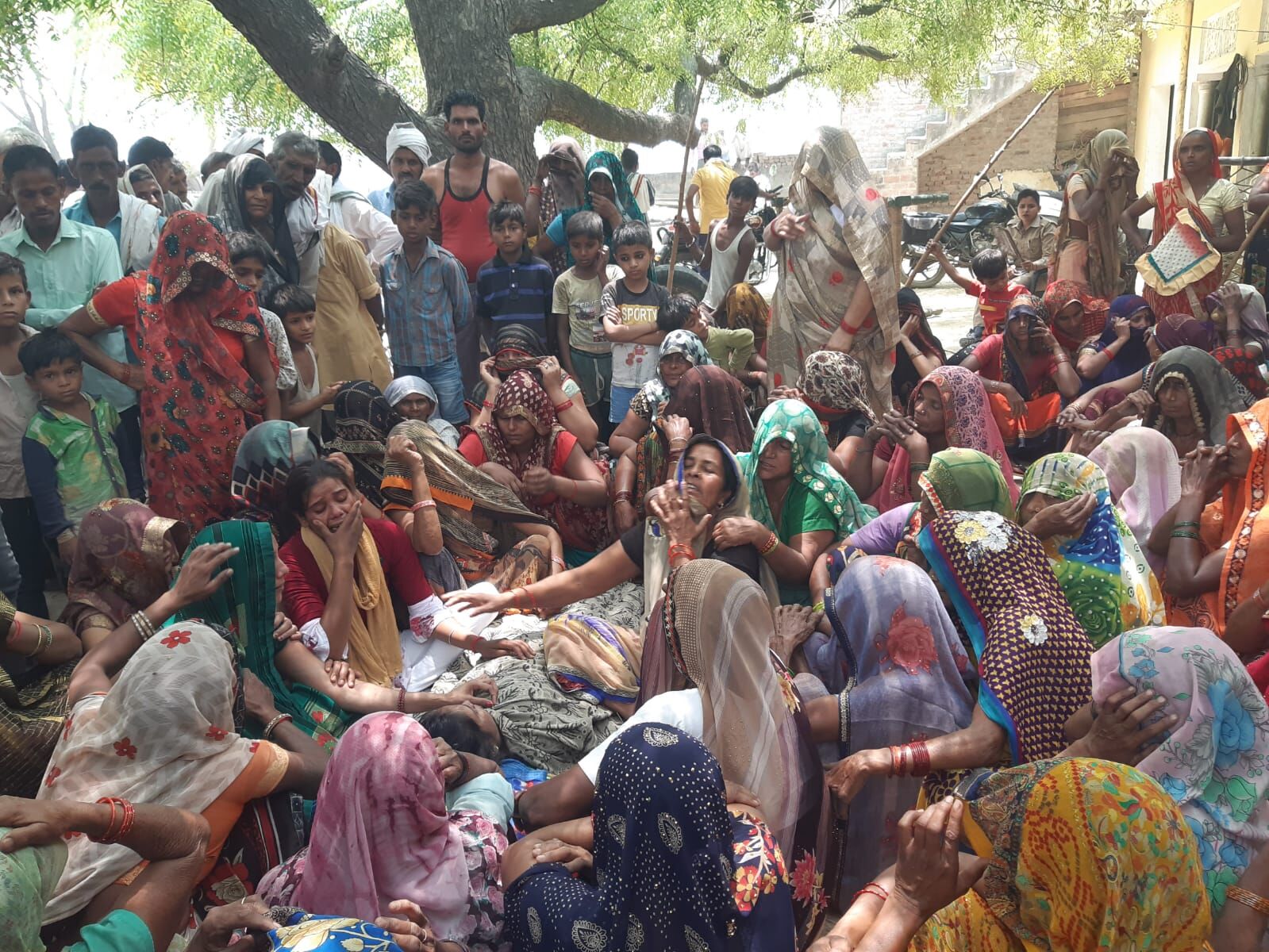 Sambhal News: संदिग्ध परिस्थितियों में महिला की मौत होने पर पुलिस ने शव कब्जे में लेकर पोस्टमार्टम हेतु भेजा Sambhal News: संदिग्ध परिस्थितियों में महिला की मौत होने पर पुलिस ने शव कब्जे में लेकर पोस्टमार्टम हेतु भेजा