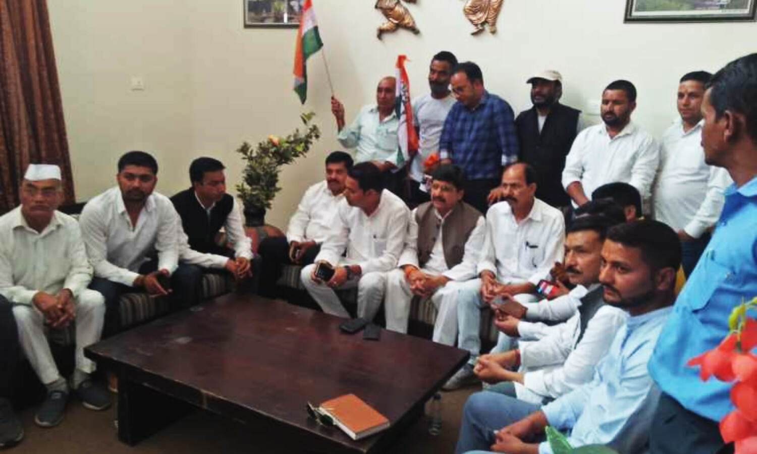 Uttarakhand By Election : चम्पावत उपचुनाव की तैयारी में जुटी कांग्रेस, पूर्व विधायक बैठक से क्यों रहे नदारद