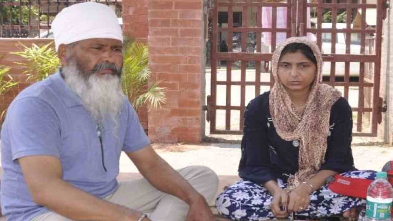 Saharanpur News :नवविवाहिता ने नॉनवेज खाने से किया इनकार तो निकाल दिया घर से, पिता के साथ दे रही धरना