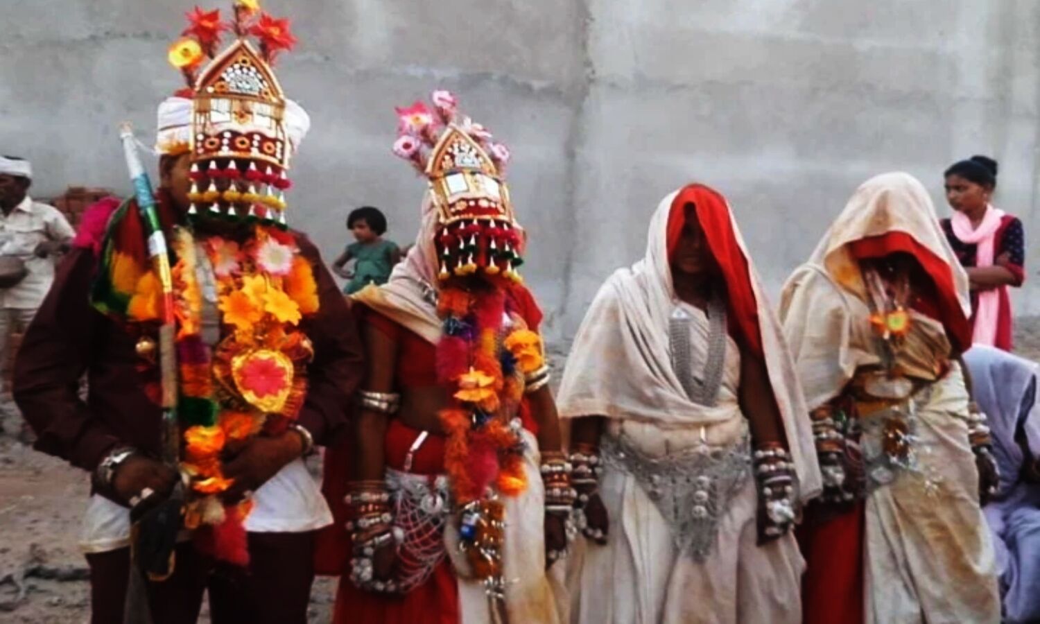 Alirajpur News : तीन प्रेमिकाओं से 15 साल तक लिव इन में रहा पूर्व सरपंच, तीनों से रचाई शादी, छह बच्चे भी शादी में हुए शामिल