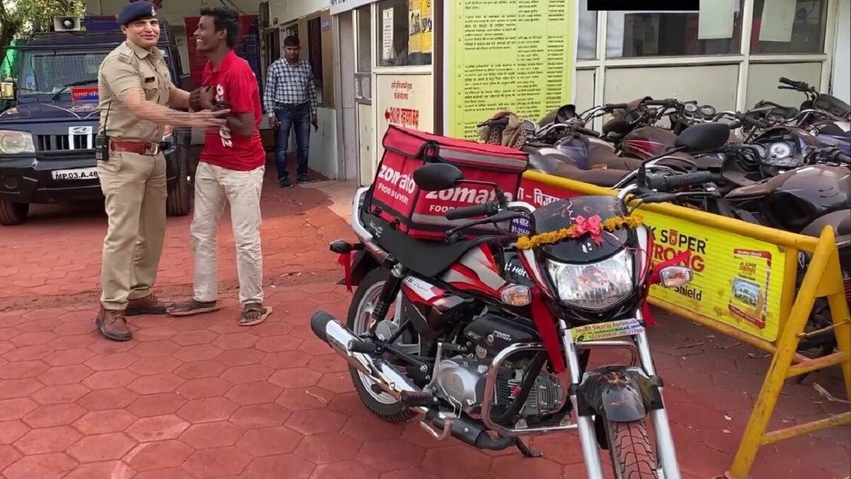 TI Tehzeeb Qazi News: साइकिल पर Zomato बॉय का पसीना देख TI तहजीब काजी का पसीजा दिल, फूड डिलीवरी के लिए दिलाई नई बाइक