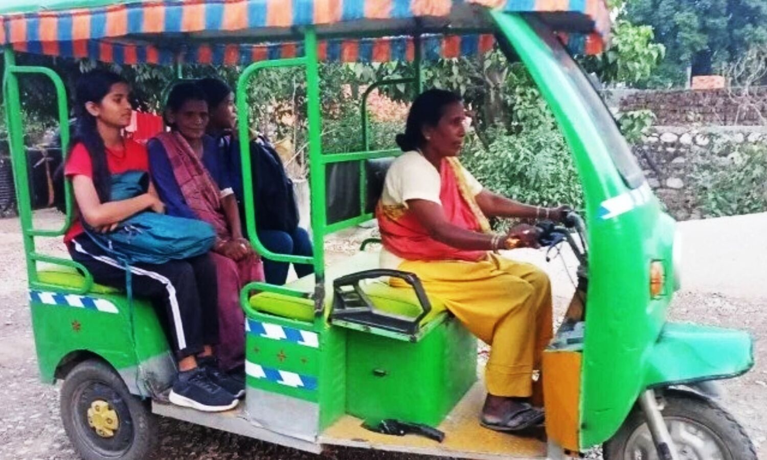 Champawat News : टनकपुर की गौरा देवी के जज्बे को सलाम, ई-रिक्शा चलाकर कर रहीं परिवार का गुजर-बसर