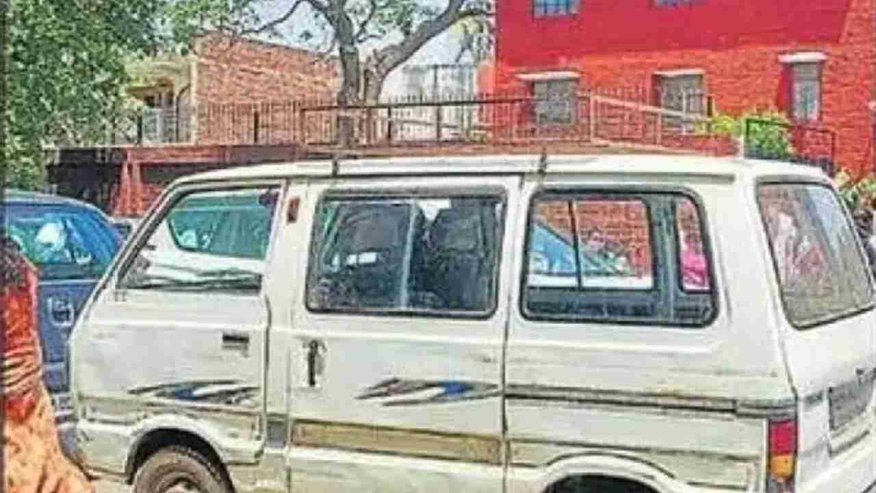 Ghaziabad News : 20 साल पुरानी वैन का बच्चों को स्कूल पहुंचाने में इस्तेमाल, नोटिस के बाद कार्रवाई नहीं