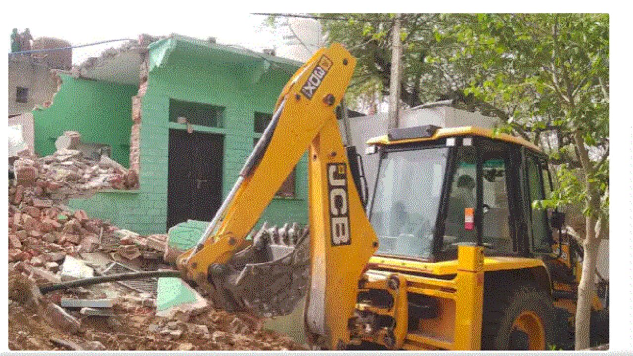 Morena Crime News : मासूम के साथ दुष्कर्म की बड़ी सजा, 24 घंटे के अंदर बुलडोजर से आरोपी का घर ध्वस्त