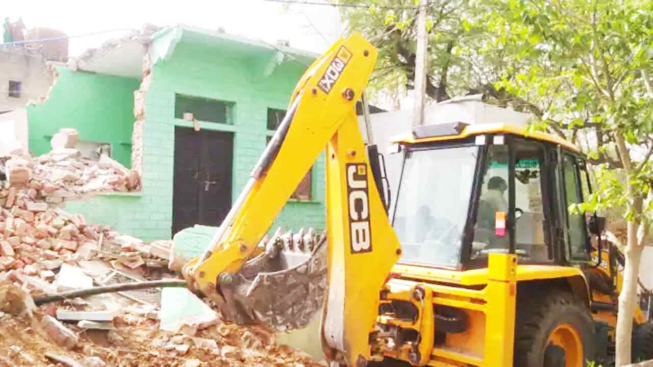 Madhya Pradesh Crime News : 6 वर्षीय मासूम के साथ दुष्कर्म, 24 घंटे के अंदर आरोपी के घर पर चला बुलडोजर