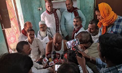 Chandauli Latest News : बेटी न्याय दिलाने के लिए अनशन पर बैठे पिता की ​तबीयत बिगड़ी, मामले में 9 मई को बैठेगी यादव महापंचायत