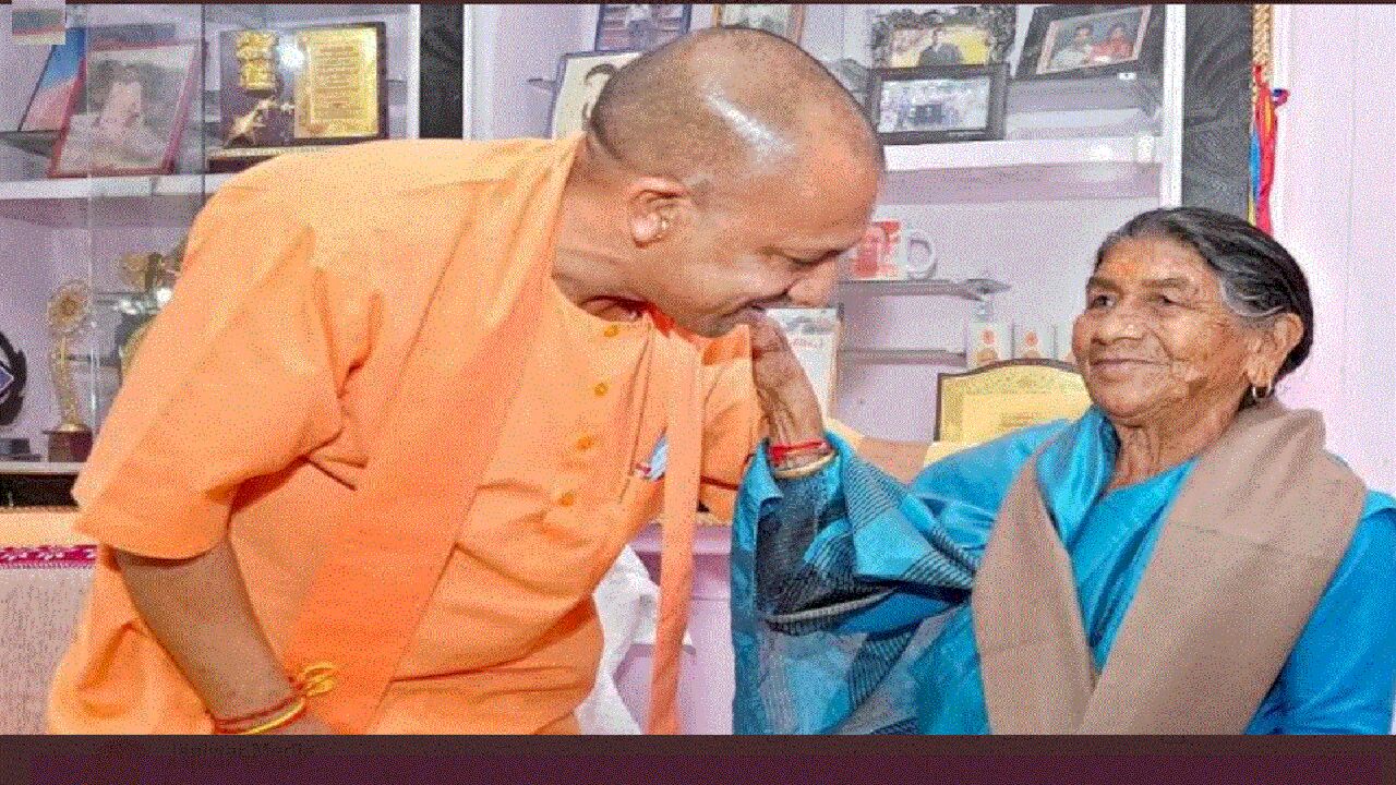 Munawwar Rana Shayari : मुनव्वर राना ने साझा की CM योगी की मां के साथ तस्वीर, लिखा - ‘मैं घर में सबसे छोटा था, मेरे हिस्से में मां आई’