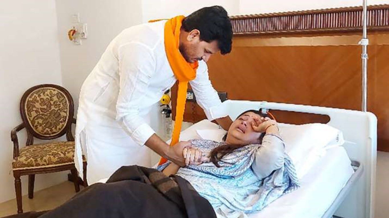 Navneet Rana News: रिहाई के बाद अस्पताल में फूट-फूटकर रोती दिखीं नवनीत राणा, वीडियो आया सामने Navneet Rana News: रिहाई के बाद अस्पताल में फूट-फूटकर रोती दिखीं नवनीत राणा, वीडियो आया सामने