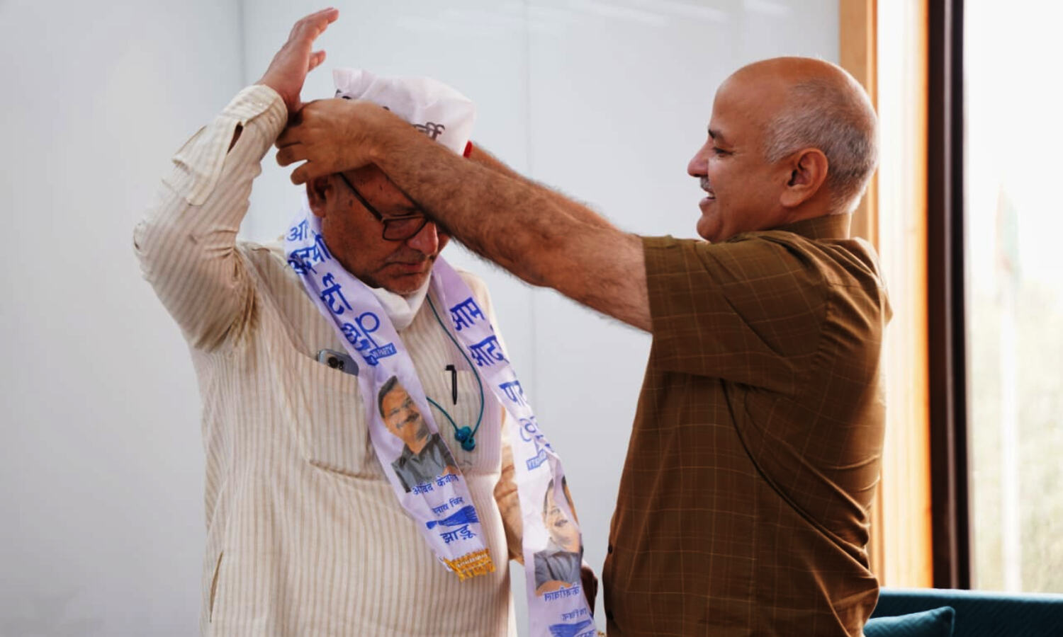 Jot Singh Bisht : कांग्रेस के 40 साल पुराने दिग्गज नेता जोत सिंह आम आदमी पार्टी में शामिल, सिसोदिया ने किया स्वागत