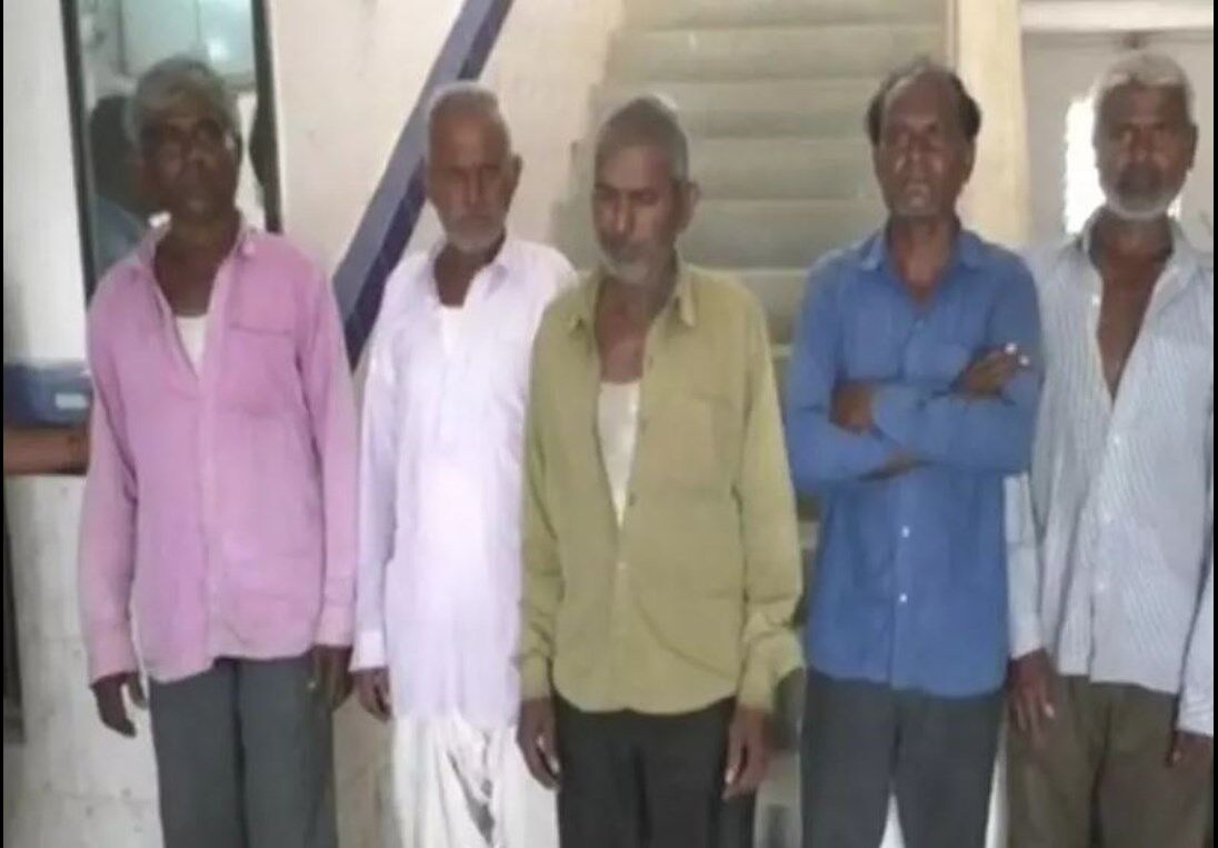 Mehsana News: मंदिर में लाउडस्पीकर बजाने पर व्यक्ति की पीट-पीट कर हत्या के आरोप में 6 लोग गिरफ्तार, जानें क्या है पूरा विवाद? Mehsana News: मंदिर में लाउडस्पीकर बजाने पर व्यक्ति की पीट-पीट कर हत्या के आरोप में 6 लोग गिरफ्तार, जानें क्या है पूरा विवाद?