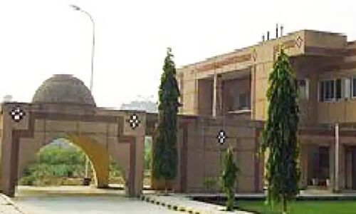 Uttar Pradesh Crime News : बीबीएयू के प्रोफेसर ने छात्रा संग की अश्लील हरकत, फिर सिगरेट और बियर पीने के लिए किया मजबूर