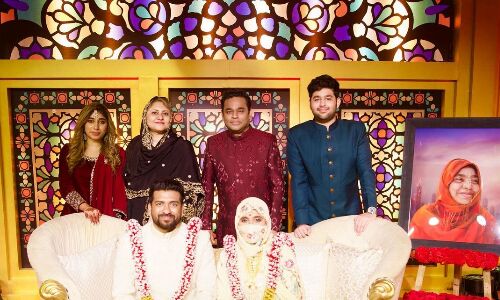 AR Rahman Daughter Marriage : अपनी पत्नी, दोनों बेटियों, बेटे और दामाद के साथ संगीतकार एआर रहमान, साथ में उनकी मां की तस्वीर भी रखी गयी