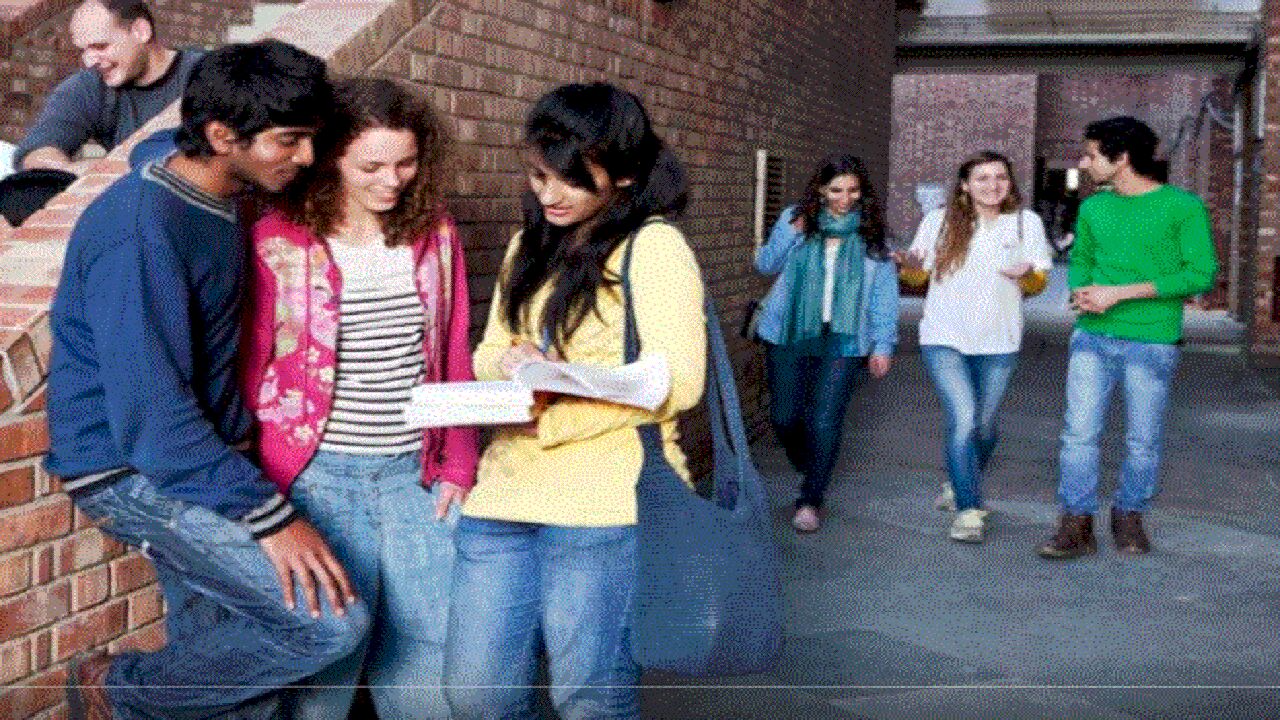 CUET Exam सेंटर पर लापरवाही, सुबह 9 बजे की परीक्षा रात 8 बजे तक करवाई, लखनऊ में छात्र और अभिभावकों ने किया हंगामा