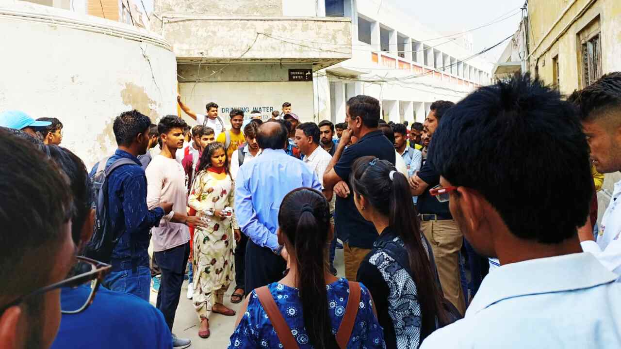 Haryana News : हिंदू बॉयज कॉलेज में छात्र एकता मंच ने उठाई AC लगवाने की मांग, प्रशासन को दी 3 दिन में कार्रवाई करने की चेतावनी