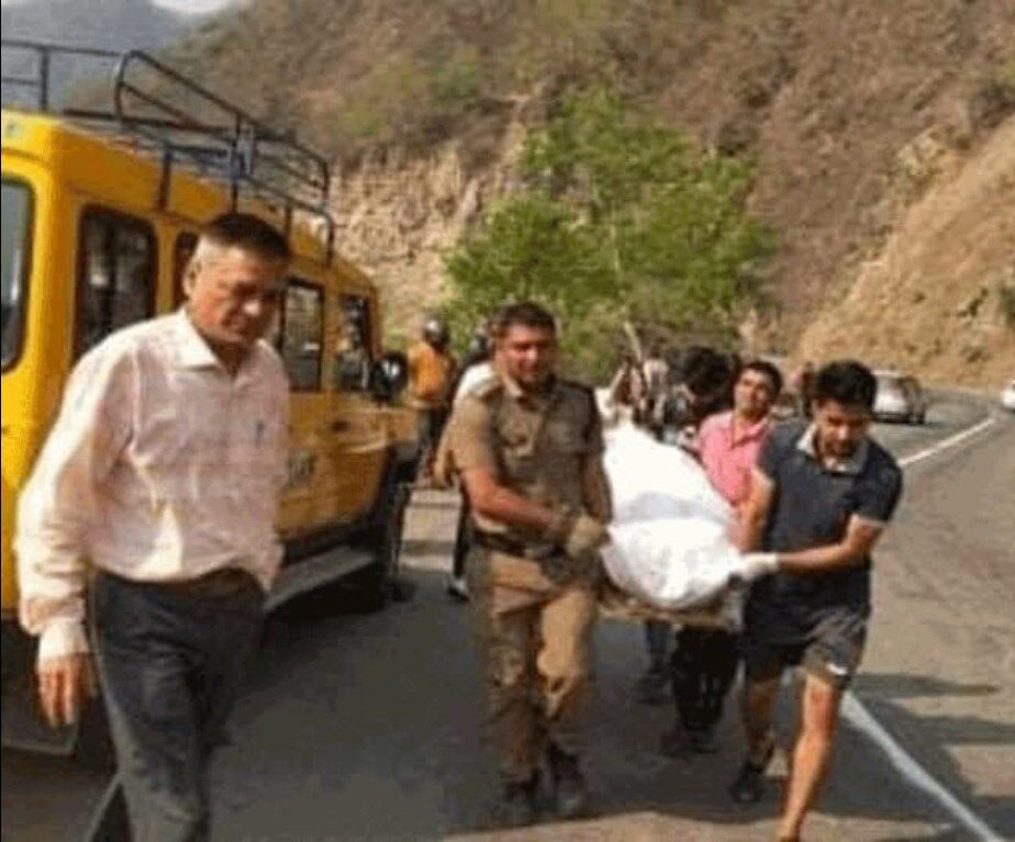 Dehradun Samachar: बद्रीनाथ हाइवे से खाई में गिरी कार, एक ही परिवार के पांच लोगों की मौत