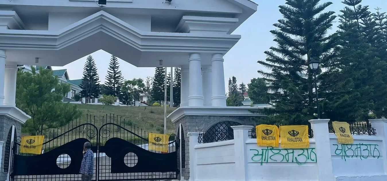 Himachal Khalistani Flag: हिमाचल विधानसभा भवन पर लगे खालिस्तानी झंडे, दीवारों पर लिखा खालिस्तान