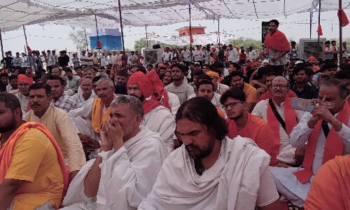 नूंह में गोरक्षा पर आयोजित महापंचायत में शामिल लोग