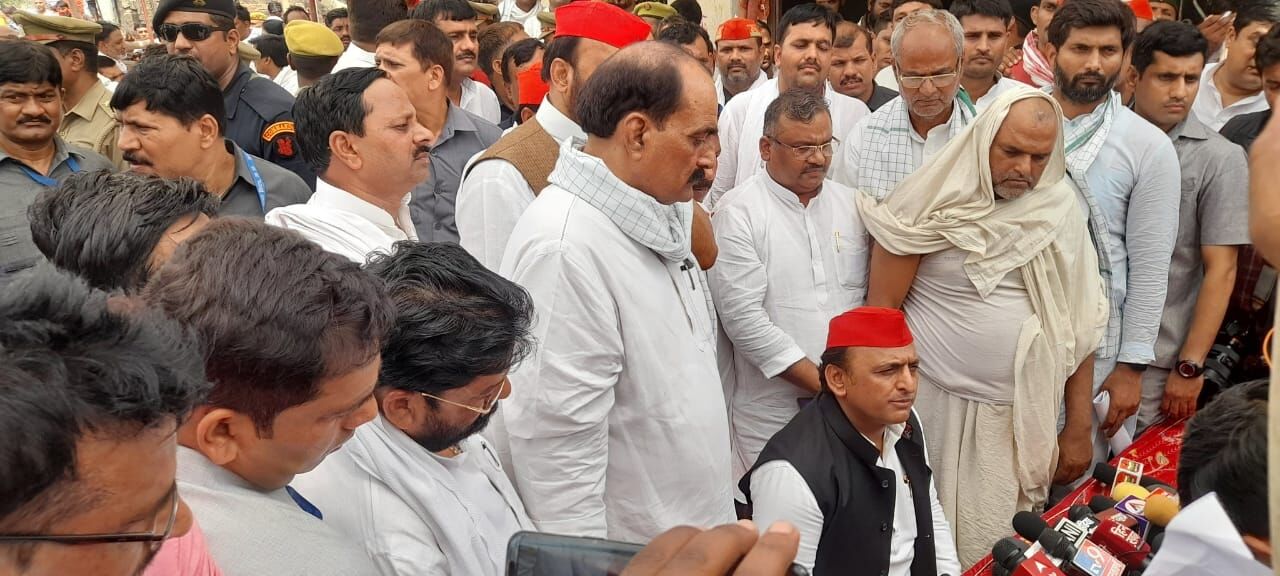 Janjwar Ground Report: चंदौली के मनराजपुर में पीड़ित परिवार से मिलकर अखिलेश यादव बोले- लड़की की जान गई है, आरोपी पुलिस कर्मियों पर कब चलेगा बुलडोजर?