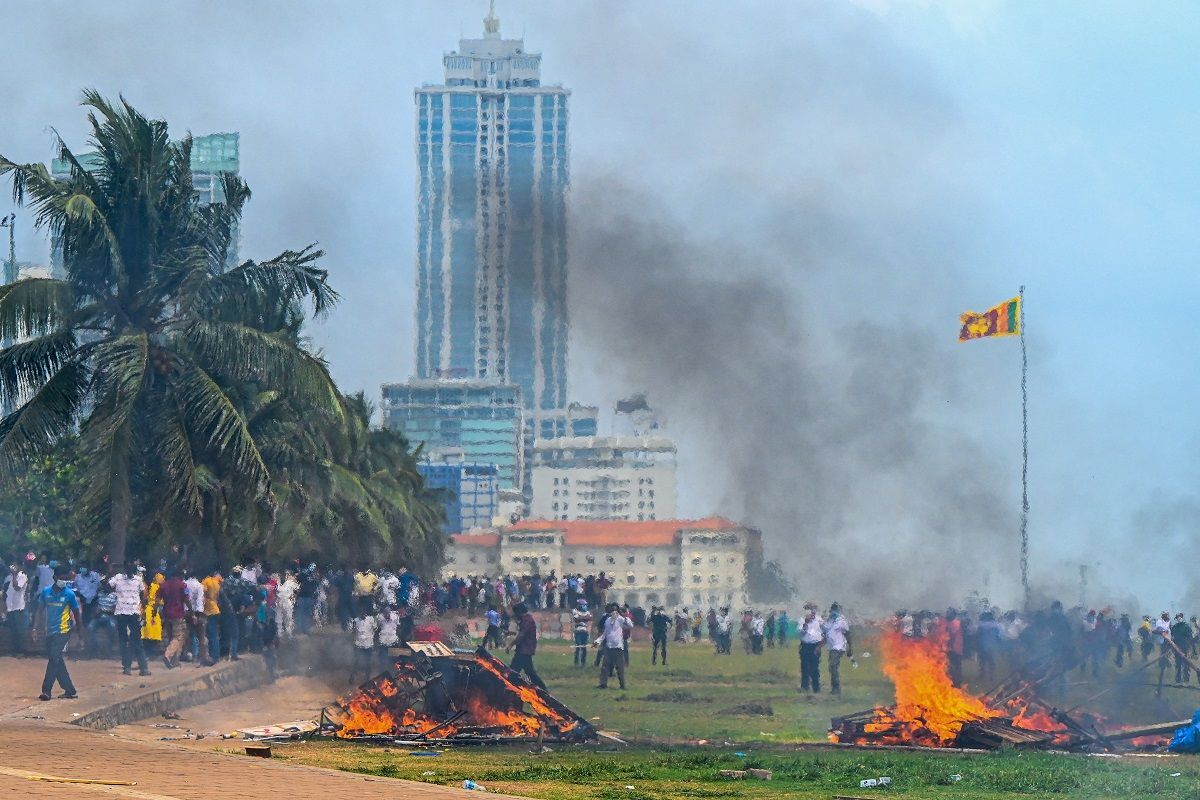 Sri Lankan PM Resigns: श्रीलंका के प्रधानमंत्री महिंदा राजपक्षे ने दिया इस्तीफा, पूरे देश में कर्फ्यू, जानें अब तक क्या हुआ