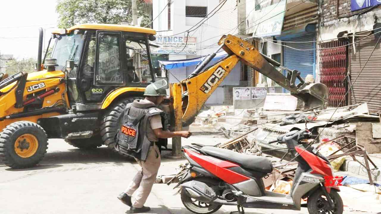 Mangolpuri demolition : अतिक्रमण के खिलाफ बुलडोजर एक्शन जारी, JCB के आगे खड़े हुए AAP विधायक, लिए गए हिरासत में