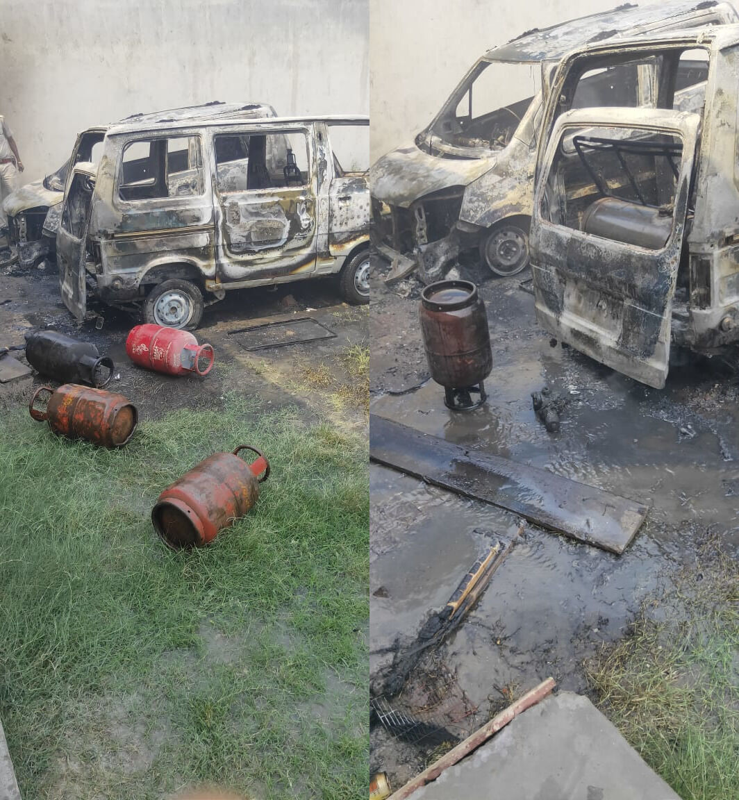 Gunnaur News: गुन्नौर कोतवाली के सामने धमाके के साथ गाड़ी में लगी आग, गैस रिफलिंग करते समय हुआ हादसा, वाहन जलकर हुए राख Gunnaur News: गुन्नौर कोतवाली के सामने धमाके के साथ गाड़ी में लगी आग, गैस रिफलिंग करते समय हुआ हादसा, वाहन जलकर हुए राख