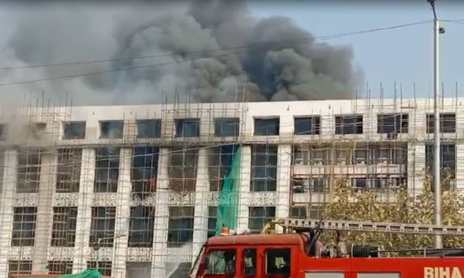 Fire at Patna : पटना के विश्वेश्वरैया भवन में लगी आग; फंसे लोगों को किया रेस्क्यू, पूर्व आईपीएस ने लगाए ये आरोप