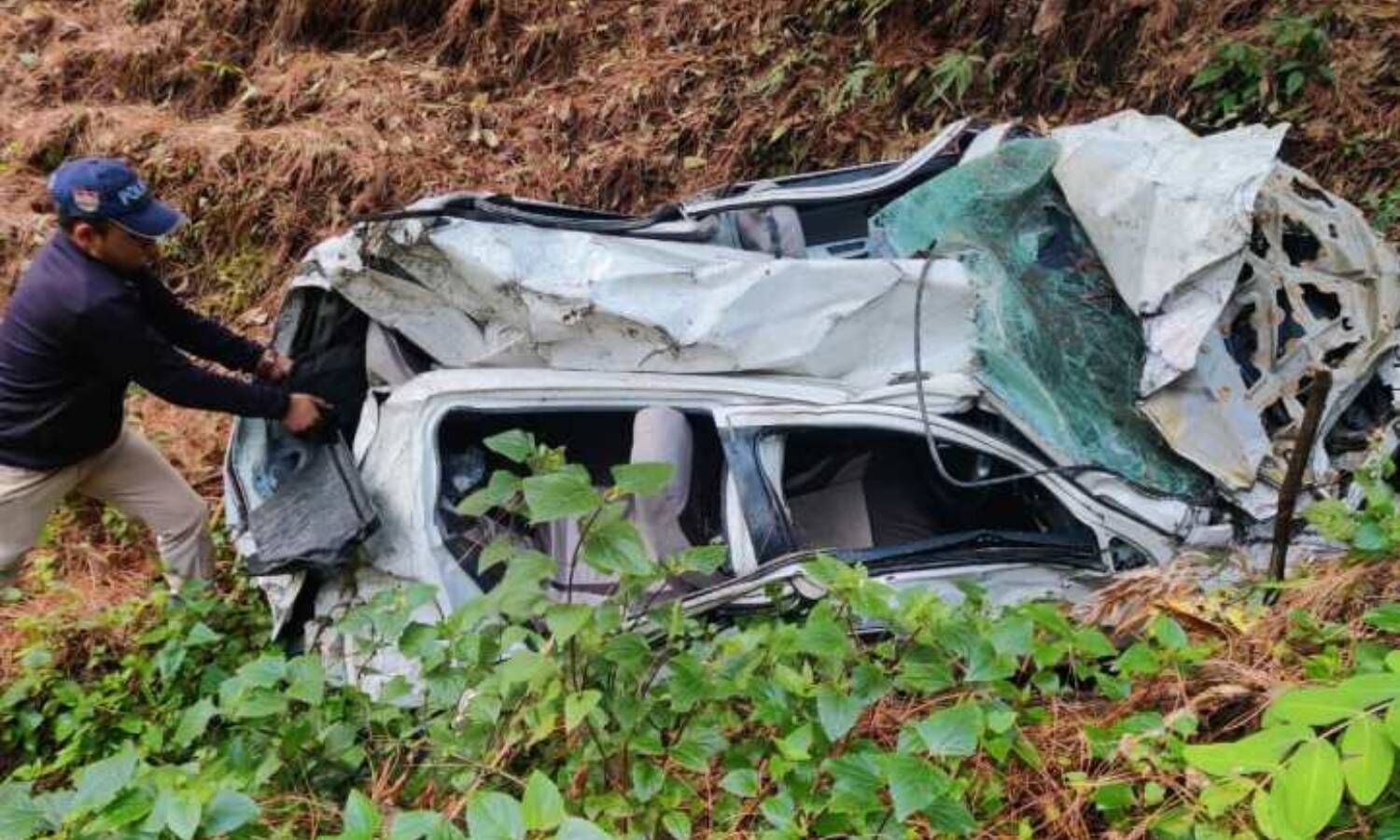 Road Accident : चम्पावत में फिर गिरी खाई में कार, हरिद्वार से पिता का श्राद्ध कर लौट रहे बेटे की मां सहित मौत, पत्नी गंभीर घायल