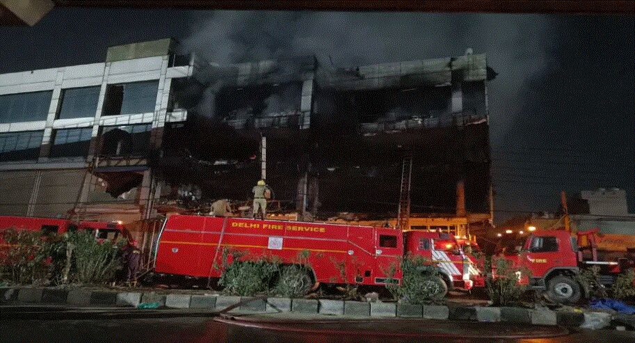 Mundka fire incident Updates : कंपनी के मालिक हरीश  और वरुण गोयल गिरफ्तार,​ इमारत के मालिक की तलाश जारी